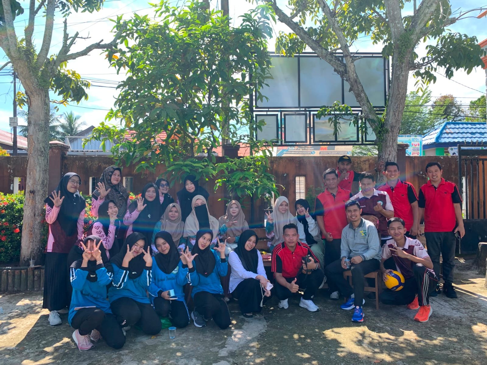 Pererat Silaturahmi, Dewan Guru MAN 2 HSU dan MTsN 5 HSU Gelar Pertandingan Persahabatan